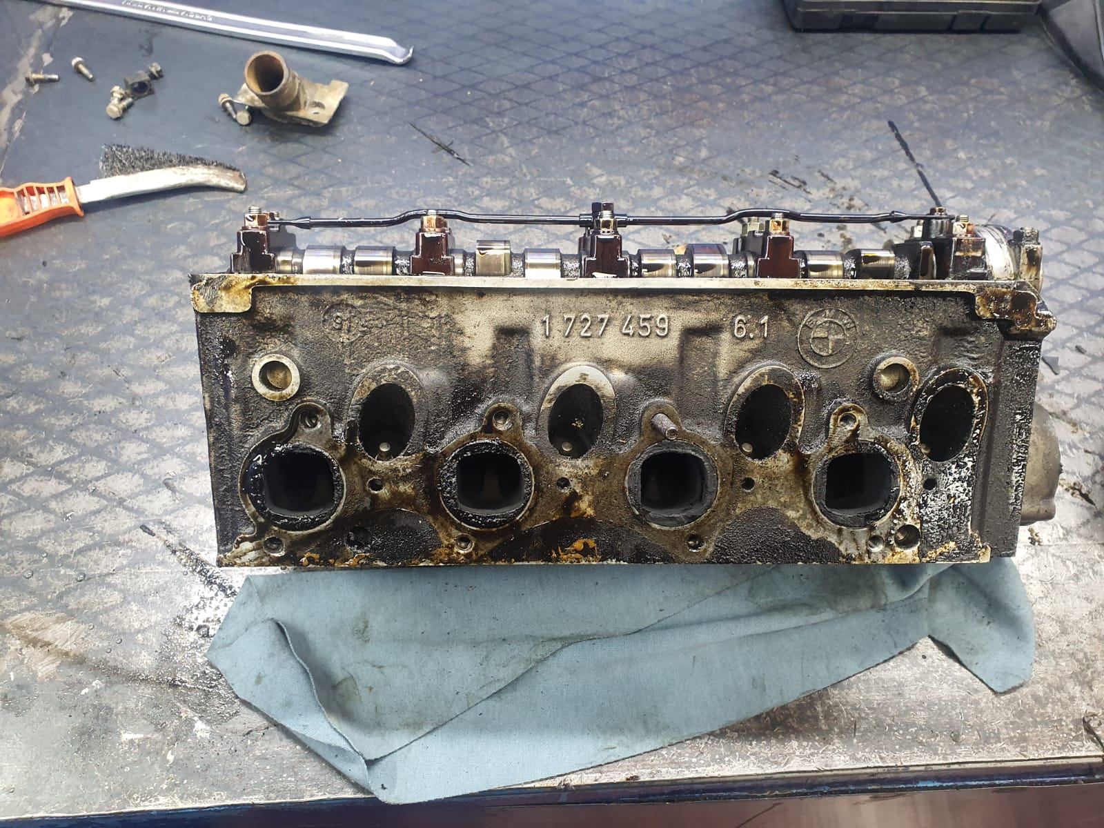 BMW M40 3 16 SİLİNDİR KAPAĞI 1727459